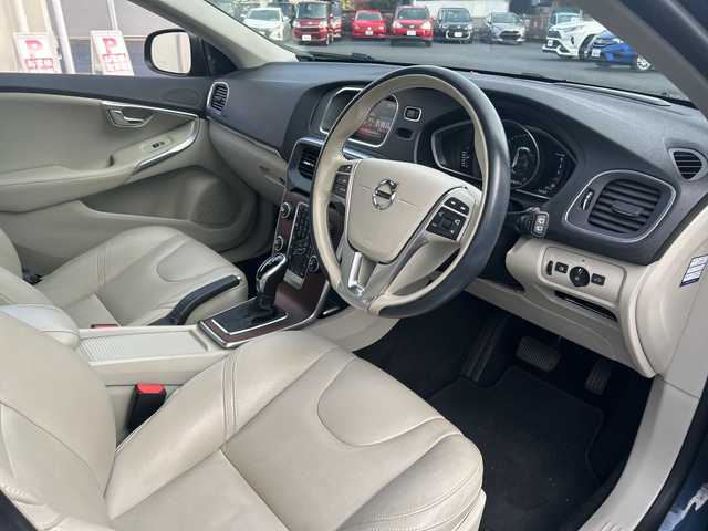 ボルボ Ｖ４０ D4 インスクリプション 東京都 2018(平30)年 4.9万km デニムブルーメタリック 純正HDDナビ/・Bluetooth/TV/CD/DVD/USB/アダクティブクルーズコントロール/レーン・キーピング・エイド/ブラインドスポットモニター/横滑り防止装置/衝突被害軽減システム/盗難防止装置/オートライト/コーナーセンサー/バックカメラ/オートエアコン/純正17インチアルミホイール/電動格納ミラー/ドライブレコーダー/ハーマンカートンオーディオシステム/ETC/スペアキー1本/プッシュスタート/オプションカラー：	デニムブルーメタリック（723）/専用革シート/ウッドパネル