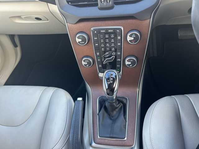 ボルボ Ｖ４０ D4 インスクリプション 東京都 2018(平30)年 4.9万km デニムブルーメタリック 純正HDDナビ/・Bluetooth/TV/CD/DVD/USB/アダクティブクルーズコントロール/レーン・キーピング・エイド/ブラインドスポットモニター/横滑り防止装置/衝突被害軽減システム/盗難防止装置/オートライト/コーナーセンサー/バックカメラ/オートエアコン/純正17インチアルミホイール/電動格納ミラー/ドライブレコーダー/ハーマンカートンオーディオシステム/ETC/スペアキー1本/プッシュスタート/オプションカラー：	デニムブルーメタリック（723）/専用革シート/ウッドパネル