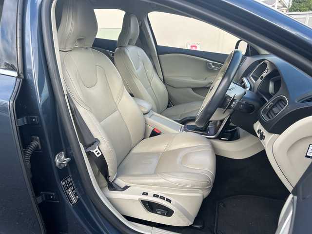 ボルボ Ｖ４０ D4 インスクリプション 東京都 2018(平30)年 4.9万km デニムブルーメタリック 純正HDDナビ/・Bluetooth/TV/CD/DVD/USB/アダクティブクルーズコントロール/レーン・キーピング・エイド/ブラインドスポットモニター/横滑り防止装置/衝突被害軽減システム/盗難防止装置/オートライト/コーナーセンサー/バックカメラ/オートエアコン/純正17インチアルミホイール/電動格納ミラー/ドライブレコーダー/ハーマンカートンオーディオシステム/ETC/スペアキー1本/プッシュスタート/オプションカラー：	デニムブルーメタリック（723）/専用革シート/ウッドパネル