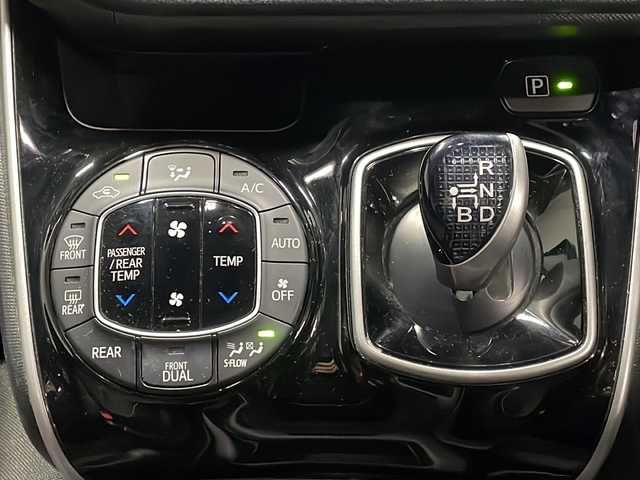 トヨタ ヴォクシー ハイブリッド ZS 煌 愛知県 2018(平30)年 5.8万km イナズマスパーキングブラックガラスフレーク 純正9インチSDナビゲーション/CD DVD フルセグTV Bluetooth/バックカメラ/ビルトインETC/トヨタセーフティセンス/レーンデパーチャーアラート/オートマチックハイビーム/純正フリップダウンモニター/両側パワースライドドア/クルーズコントロール/LEDヘッドライト/オートライト/フォグライト/シートヒーター(D/N)/横滑り防止装置/純正16インチアルミホイール/ウィンカーミラー/電動格納ミラー/スマートキー/エンジンプッシュスタート/ドアバイザー/フロアマット