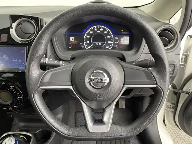 日産 ノート e－パワー B FOUR 道央・札幌 2019(令1)年 2.2万km ホワイト ・4WD/・寒冷地仕様/・社外ＳＤナビ/・Bluetooth/FM/AM/・バックカメラ/・衝突軽減防止/・レーンキープアシスト/・クリアランスソナー/・アイドリングストップ/・横滑り防止装置/・ＥＴＣ/・オートライト/・ＨＩＤヘッドライト/・スマートキー/・スペアキー/・プッシュスタート/・社外フロアマット/・保証書/・取扱説明書