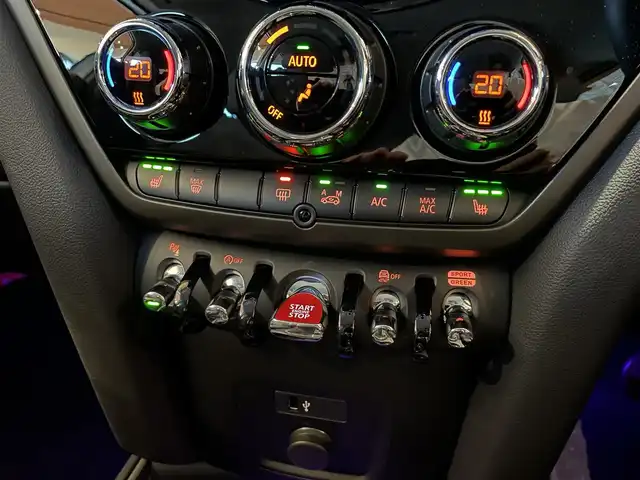 ＭＩＮＩ ＢＭＷ ミニ クロスオーバー クーパー SD オール4 道央・札幌 2023(令5)年 0.5万km 白 CLASSIC TRIM/ハイグロスブラックルーフレール/ピアノブラックエクステリア/18インチアロイホイールピンスポークブラック/純正HDDナビ/バックカメラ/PDC/パーキングアシスト/ハーフレザーシート/シートヒーター/LED/ACC/パワーテールゲート