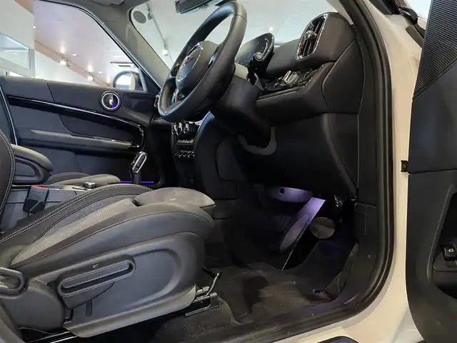 ＭＩＮＩ ＢＭＷ ミニ クロスオーバー クーパー SD オール4 道央・札幌 2023(令5)年 0.5万km 白 CLASSIC TRIM/ハイグロスブラックルーフレール/ピアノブラックエクステリア/18インチアロイホイールピンスポークブラック/純正HDDナビ/バックカメラ/PDC/パーキングアシスト/ハーフレザーシート/シートヒーター/LED/ACC/パワーテールゲート