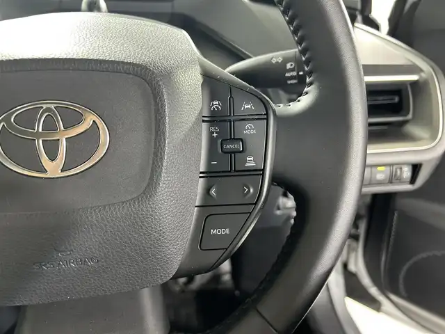 トヨタ プリウス X 佐賀県 2023(令5)年 5.6万km シルバーメタリック 社外7型ナビ/BlueTooth AM FM/バックカメラ/ETC/衝突軽減ブレーキ/レーンキープアシスト/レーダークルーズコントロール/ブラインドスポットモニター/革巻きステアリング/ステアリングスイッチ/オートライト/オートマチックハイビーム