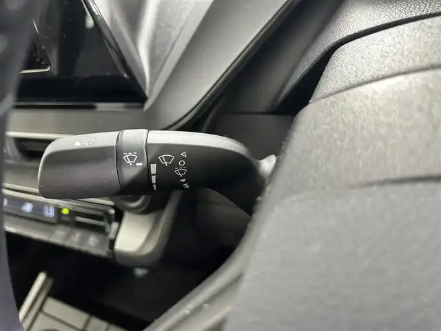 トヨタ プリウス X 佐賀県 2023(令5)年 5.6万km シルバーメタリック 社外7型ナビ/BlueTooth AM FM/バックカメラ/ETC/衝突軽減ブレーキ/レーンキープアシスト/レーダークルーズコントロール/ブラインドスポットモニター/革巻きステアリング/ステアリングスイッチ/オートライト/オートマチックハイビーム