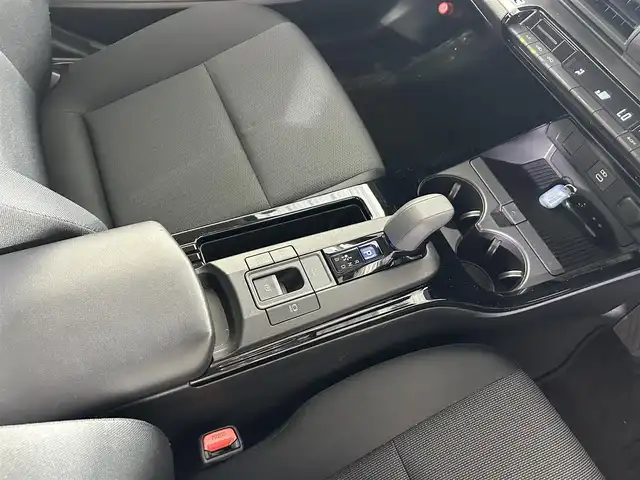 トヨタ プリウス X 佐賀県 2023(令5)年 5.6万km シルバーメタリック 社外7型ナビ/BlueTooth AM FM/バックカメラ/ETC/衝突軽減ブレーキ/レーンキープアシスト/レーダークルーズコントロール/ブラインドスポットモニター/革巻きステアリング/ステアリングスイッチ/オートライト/オートマチックハイビーム