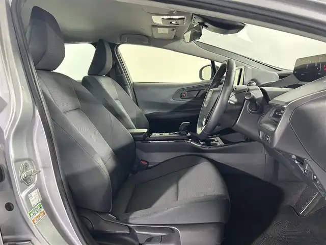 トヨタ プリウス X 佐賀県 2023(令5)年 5.6万km シルバーメタリック 社外7型ナビ/BlueTooth AM FM/バックカメラ/ETC/衝突軽減ブレーキ/レーンキープアシスト/レーダークルーズコントロール/ブラインドスポットモニター/革巻きステアリング/ステアリングスイッチ/オートライト/オートマチックハイビーム