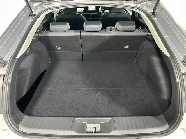 トヨタ プリウス X 佐賀県 2023(令5)年 5.6万km シルバーメタリック 社外7型ナビ/BlueTooth AM FM/バックカメラ/ETC/衝突軽減ブレーキ/レーンキープアシスト/レーダークルーズコントロール/ブラインドスポットモニター/革巻きステアリング/ステアリングスイッチ/オートライト/オートマチックハイビーム