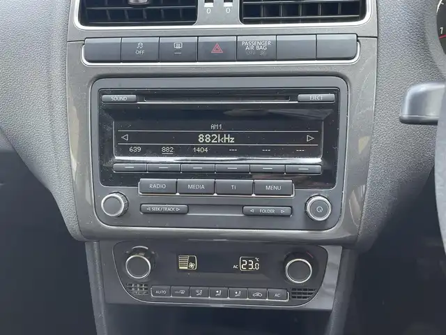 フォルクスワーゲン ポロ TSIハイライン 静岡県 2013(平25)年 9.8万km 白 純正CDデッキ/AUX/バックソナー/純正15インチAW/HIDヘッドライト/キーレス /スペアキー