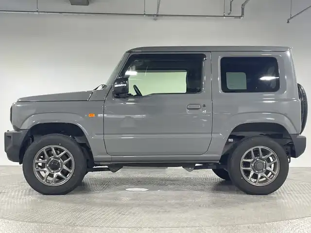 スズキ ジムニー XC 神奈川県 2020(令2)年 3.7万km ミディアムグレー 純正7型SDナビゲーション【CN-RZ765W】/AM FM Bluetooth フルセグ SD CD DVD USB/バックカメラ/セーフティサポート/デュアルセンサーブレーキサポート/誤発進抑制機能/車線逸脱警報機能/ふらつき警報/先行車発進お知らせ機能/標識認識機能/クルーズコントロール/ダウンヒルアシストコントロール/ビルトインETC/ステアリングリモコン/前方ドライブレコーダー/前席シートヒーター/純正フロアマット/純正16インチアルミホイル/LEDヘッドライト/オートライト/オートマチックハイビーム/フォグランプ
