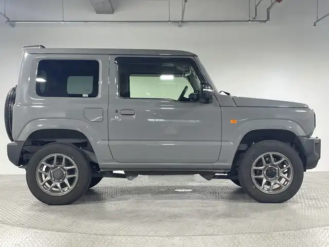 スズキ ジムニー XC 神奈川県 2020(令2)年 3.7万km ミディアムグレー 純正7型SDナビゲーション【CN-RZ765W】/AM FM Bluetooth フルセグ SD CD DVD USB/バックカメラ/セーフティサポート/デュアルセンサーブレーキサポート/誤発進抑制機能/車線逸脱警報機能/ふらつき警報/先行車発進お知らせ機能/標識認識機能/クルーズコントロール/ダウンヒルアシストコントロール/ビルトインETC/ステアリングリモコン/前方ドライブレコーダー/前席シートヒーター/純正フロアマット/純正16インチアルミホイル/LEDヘッドライト/オートライト/オートマチックハイビーム/フォグランプ