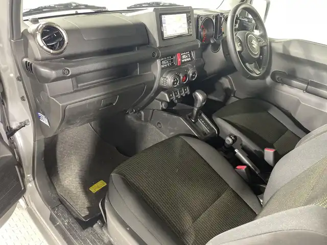 スズキ ジムニー XC 神奈川県 2020(令2)年 3.7万km ミディアムグレー 純正7型SDナビゲーション【CN-RZ765W】/AM FM Bluetooth フルセグ SD CD DVD USB/バックカメラ/セーフティサポート/デュアルセンサーブレーキサポート/誤発進抑制機能/車線逸脱警報機能/ふらつき警報/先行車発進お知らせ機能/標識認識機能/クルーズコントロール/ダウンヒルアシストコントロール/ビルトインETC/ステアリングリモコン/前方ドライブレコーダー/前席シートヒーター/純正フロアマット/純正16インチアルミホイル/LEDヘッドライト/オートライト/オートマチックハイビーム/フォグランプ