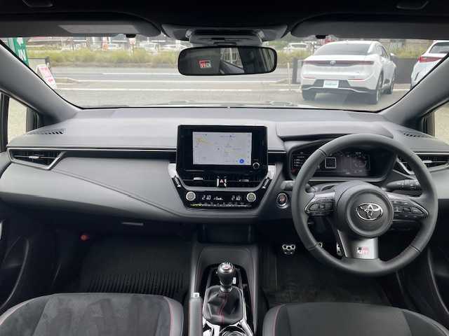 トヨタ ＧＲカローラ RZ 三重県 2024(令6)年 0.7万km ガンＭ カラーコード1L5プレシャスメタル/セーフティセンス/・プリクラッシュセーフティ/・レーントレーシングアシスト/・レーンディパーチャーアラート/・レーダークルーズコントロール/・オートマチックハイビーム/・ロードサインアシスト/・発進遅れ告知機能/1オーナー/4WD/ターボ/純正8型ディスプレイオーディオ/【Bluetooth/USB/Miracast】/バックカメラ/ビルトインETC/ドライブレコーダー/ハーフレザーシート/オートライト/LEDヘッドランプ/LEDフロントフォグランプ/235/40R18インチ純正AW/カーボンルーフ/プッシュスタート/スマートキー