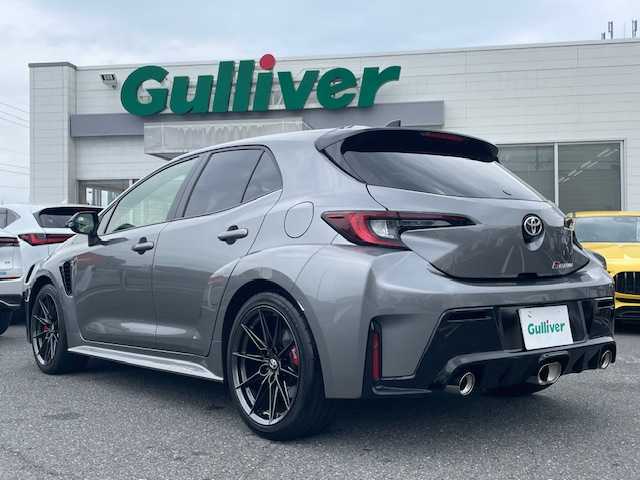 トヨタ ＧＲカローラ RZ 三重県 2024(令6)年 0.7万km ガンＭ カラーコード1L5プレシャスメタル/セーフティセンス/・プリクラッシュセーフティ/・レーントレーシングアシスト/・レーンディパーチャーアラート/・レーダークルーズコントロール/・オートマチックハイビーム/・ロードサインアシスト/・発進遅れ告知機能/1オーナー/4WD/ターボ/純正8型ディスプレイオーディオ/【Bluetooth/USB/Miracast】/バックカメラ/ビルトインETC/ドライブレコーダー/ハーフレザーシート/オートライト/LEDヘッドランプ/LEDフロントフォグランプ/235/40R18インチ純正AW/カーボンルーフ/プッシュスタート/スマートキー
