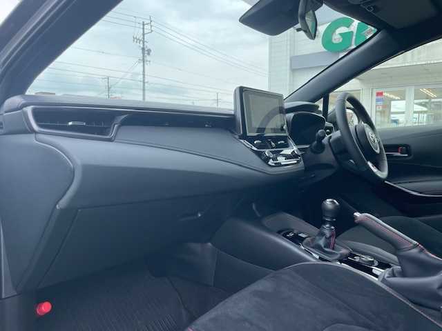 トヨタ ＧＲカローラ RZ 三重県 2024(令6)年 0.7万km ガンＭ カラーコード1L5プレシャスメタル/セーフティセンス/・プリクラッシュセーフティ/・レーントレーシングアシスト/・レーンディパーチャーアラート/・レーダークルーズコントロール/・オートマチックハイビーム/・ロードサインアシスト/・発進遅れ告知機能/1オーナー/4WD/ターボ/純正8型ディスプレイオーディオ/【Bluetooth/USB/Miracast】/バックカメラ/ビルトインETC/ドライブレコーダー/ハーフレザーシート/オートライト/LEDヘッドランプ/LEDフロントフォグランプ/235/40R18インチ純正AW/カーボンルーフ/プッシュスタート/スマートキー