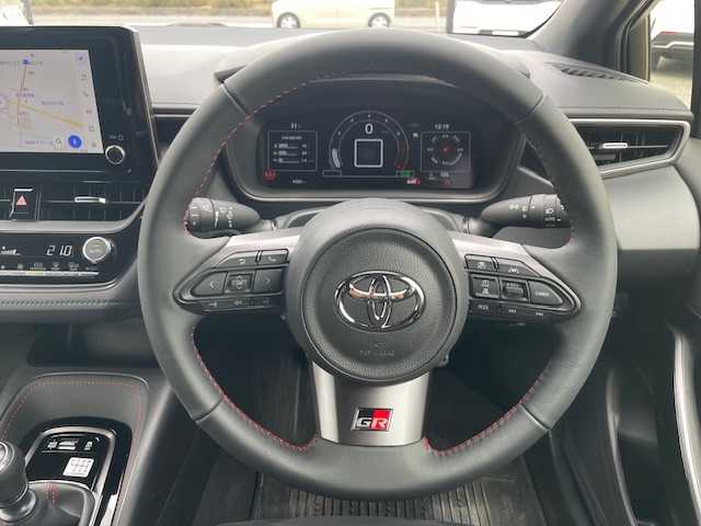 トヨタ ＧＲカローラ RZ 三重県 2024(令6)年 0.7万km ガンＭ カラーコード1L5プレシャスメタル/セーフティセンス/・プリクラッシュセーフティ/・レーントレーシングアシスト/・レーンディパーチャーアラート/・レーダークルーズコントロール/・オートマチックハイビーム/・ロードサインアシスト/・発進遅れ告知機能/1オーナー/4WD/ターボ/純正8型ディスプレイオーディオ/【Bluetooth/USB/Miracast】/バックカメラ/ビルトインETC/ドライブレコーダー/ハーフレザーシート/オートライト/LEDヘッドランプ/LEDフロントフォグランプ/235/40R18インチ純正AW/カーボンルーフ/プッシュスタート/スマートキー