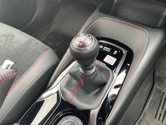 トヨタ ＧＲカローラ RZ 三重県 2024(令6)年 0.7万km ガンＭ カラーコード1L5プレシャスメタル/セーフティセンス/・プリクラッシュセーフティ/・レーントレーシングアシスト/・レーンディパーチャーアラート/・レーダークルーズコントロール/・オートマチックハイビーム/・ロードサインアシスト/・発進遅れ告知機能/1オーナー/4WD/ターボ/純正8型ディスプレイオーディオ/【Bluetooth/USB/Miracast】/バックカメラ/ビルトインETC/ドライブレコーダー/ハーフレザーシート/オートライト/LEDヘッドランプ/LEDフロントフォグランプ/235/40R18インチ純正AW/カーボンルーフ/プッシュスタート/スマートキー