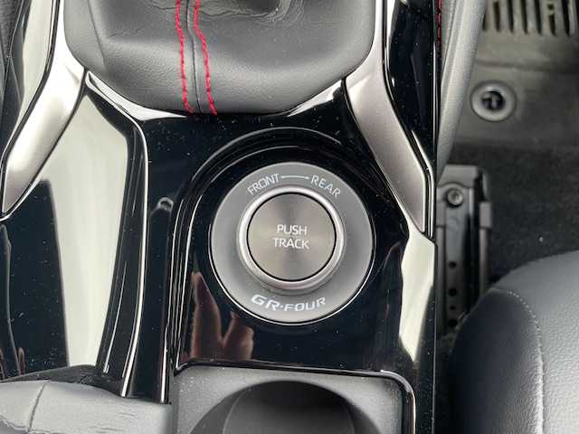 トヨタ ＧＲカローラ RZ 三重県 2024(令6)年 0.7万km ガンＭ カラーコード1L5プレシャスメタル/セーフティセンス/・プリクラッシュセーフティ/・レーントレーシングアシスト/・レーンディパーチャーアラート/・レーダークルーズコントロール/・オートマチックハイビーム/・ロードサインアシスト/・発進遅れ告知機能/1オーナー/4WD/ターボ/純正8型ディスプレイオーディオ/【Bluetooth/USB/Miracast】/バックカメラ/ビルトインETC/ドライブレコーダー/ハーフレザーシート/オートライト/LEDヘッドランプ/LEDフロントフォグランプ/235/40R18インチ純正AW/カーボンルーフ/プッシュスタート/スマートキー