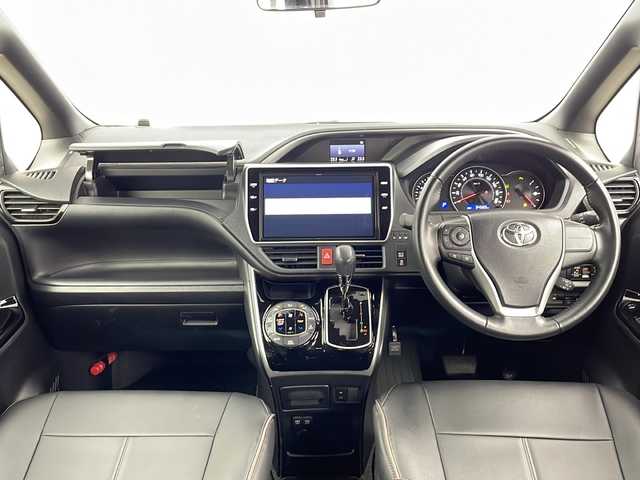 トヨタ ヴォクシー ZS 煌Ⅱ 愛知県 2020(令2)年 3.5万km ブラック ・ZSの特別仕様車　煌II/・純正ナビ/・純正12.1型後席フリップダウンモニター/・純正アルミホイールあり/・フルセグTV/・両側電動スライドドア/・前方ドライブレコーダー(ナビ連動)/・ETCビルトイン2.0/・ファブリックシート/・フォグランプ/・TOYOTAセーフティセンス/・社外フロアマット/・純正バイザー/・革ハンドルカバー/・リアクーラー/・充電用USB/・クルーズコントロール/・パワーステアリング/・プッシュスタート/・エアロパーツ（フロントバンパー・フロントフェンダー・リヤバンパー・リヤスポイラー）
