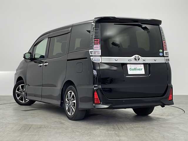 トヨタ ヴォクシー ZS 煌Ⅱ 愛知県 2020(令2)年 3.5万km ブラック ・ZSの特別仕様車　煌II/・純正ナビ/・純正12.1型後席フリップダウンモニター/・純正アルミホイールあり/・フルセグTV/・両側電動スライドドア/・前方ドライブレコーダー(ナビ連動)/・ETCビルトイン2.0/・ファブリックシート/・フォグランプ/・TOYOTAセーフティセンス/・社外フロアマット/・純正バイザー/・革ハンドルカバー/・リアクーラー/・充電用USB/・クルーズコントロール/・パワーステアリング/・プッシュスタート/・エアロパーツ（フロントバンパー・フロントフェンダー・リヤバンパー・リヤスポイラー）