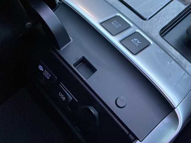 トヨタ ヴェルファイア ハイブリット ZR 岩手県 2013(平25)年 8.3万km ホワイトパールクリスタルシャイン 寒冷地仕様　サンルーフ　セーフティセンス　純正ナビ　純正フリップダウンモニター　全周囲Ｃ　フルセグ　両側電動スライド　メモリ付電動シート　電動リアゲート　ビルドインＥＴＣ　ＡＣ１００Ｖコンセント