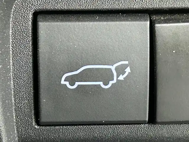 トヨタ ヤリスクロス ハイブリッド Z 道央・札幌 2021(令3)年 6.1万km ホワイトパールクリスタルシャイン ・４WD/・トヨタセーフティセンス/・プリクラッシュセーフティ/・レーンキープアシスト/・レーダークルーズコントロール/・オートハイビーム/・ブラインドスポットモニター/・リアクロストラフィックモニター/・ロードサインアシスト/・純正ディスプレイオーディオ/・ナビ/フルセグ/BT/USB/・アラウンドビューモニター/・ビルトインETC/・オートブレーキホールド/・ダウンヒルアシスト/・シートヒーター/・ドアロック連動ミラー/・プッシュスタート/・スマートキー/・横滑り防止装置