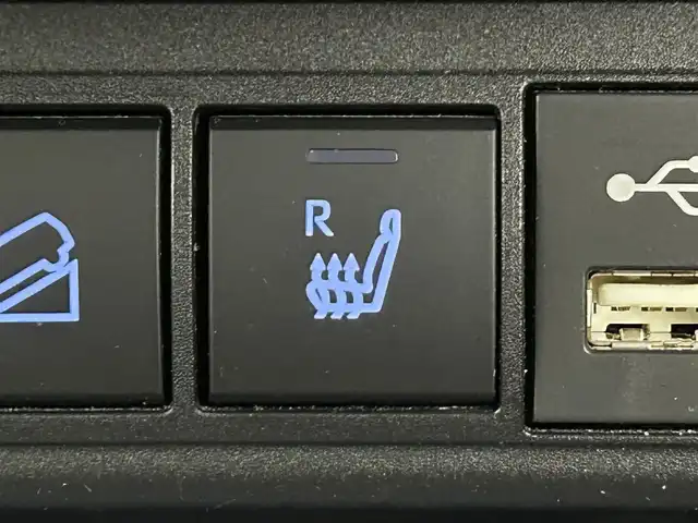 トヨタ ヤリスクロス ハイブリッド Z 道央・札幌 2021(令3)年 6.1万km ホワイトパールクリスタルシャイン ・４WD/・トヨタセーフティセンス/・プリクラッシュセーフティ/・レーンキープアシスト/・レーダークルーズコントロール/・オートハイビーム/・ブラインドスポットモニター/・リアクロストラフィックモニター/・ロードサインアシスト/・純正ディスプレイオーディオ/・ナビ/フルセグ/BT/USB/・アラウンドビューモニター/・ビルトインETC/・オートブレーキホールド/・ダウンヒルアシスト/・シートヒーター/・ドアロック連動ミラー/・プッシュスタート/・スマートキー/・横滑り防止装置