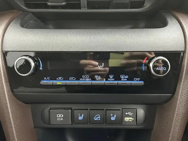 トヨタ ヤリスクロス ハイブリッド Z 道央・札幌 2021(令3)年 6.1万km ホワイトパールクリスタルシャイン ・４WD/・トヨタセーフティセンス/・プリクラッシュセーフティ/・レーンキープアシスト/・レーダークルーズコントロール/・オートハイビーム/・ブラインドスポットモニター/・リアクロストラフィックモニター/・ロードサインアシスト/・純正ディスプレイオーディオ/・ナビ/フルセグ/BT/USB/・アラウンドビューモニター/・ビルトインETC/・オートブレーキホールド/・ダウンヒルアシスト/・シートヒーター/・ドアロック連動ミラー/・プッシュスタート/・スマートキー/・横滑り防止装置