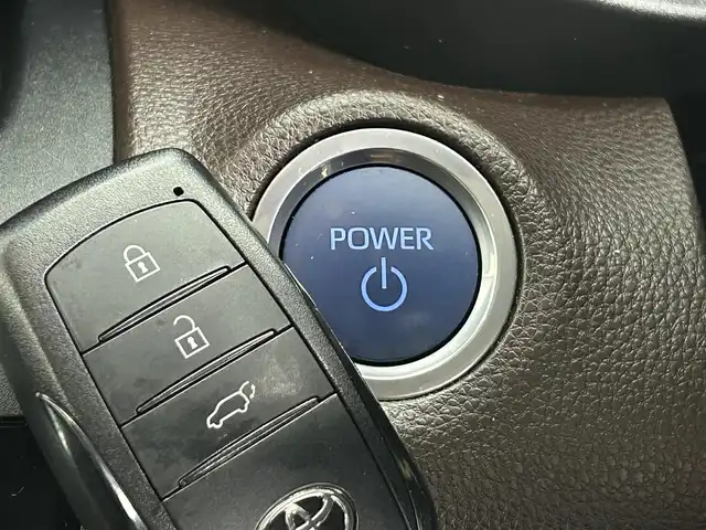 トヨタ ヤリスクロス ハイブリッド Z 道央・札幌 2021(令3)年 6.1万km ホワイトパールクリスタルシャイン ・４WD/・トヨタセーフティセンス/・プリクラッシュセーフティ/・レーンキープアシスト/・レーダークルーズコントロール/・オートハイビーム/・ブラインドスポットモニター/・リアクロストラフィックモニター/・ロードサインアシスト/・純正ディスプレイオーディオ/・ナビ/フルセグ/BT/USB/・アラウンドビューモニター/・ビルトインETC/・オートブレーキホールド/・ダウンヒルアシスト/・シートヒーター/・ドアロック連動ミラー/・プッシュスタート/・スマートキー/・横滑り防止装置