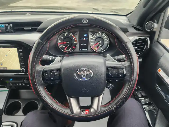 トヨタ ハイラックス Z GRスポーツ 群馬県 2022(令4)年 6.4万km アティチュードブラックマイカ 〇純正8インチナビ/〇パノラミックビューカメラ/〇プリクラッシュセーフティー/〇レーンディパーチャーアラート/〇アクティブトラクションコントロール/〇レーダークルーズコントロール/〇ETC/〇ドライブレコーダー/〇パドルシフト/〇ハーフレザーシート/〇パワーシート（運転席）/〇左右独立温度調整機能付オートエアコン/〇JAOS17インチアルミ/〇JAOSマッドガード/〇社外トノカバー/〇ハンドルカバー取付/〇スマートキー/〇禁煙車