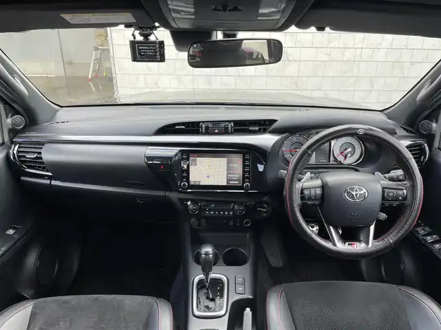 トヨタ ハイラックス Z GRスポーツ 群馬県 2022(令4)年 6.4万km アティチュードブラックマイカ 純正8インチナビ/全周囲カメラ/衝突軽減ブレーキ/レーンディパーチャーアラート/アクティブトラクションコントロール/レーダークルーズコントロール/ETC2.0/ドライブレコーダー/パドルシフト/ハーフレザーシート/パワーシート（運転席）/左右独立温度調整機能付オートエアコン/JAOS17インチアルミ/JAOSマッドガード/社外トノカバー