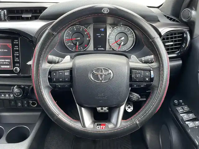 トヨタ ハイラックス Z GRスポーツ 群馬県 2022(令4)年 6.4万km アティチュードブラックマイカ 純正8インチナビ/全周囲カメラ/衝突軽減ブレーキ/レーンディパーチャーアラート/アクティブトラクションコントロール/レーダークルーズコントロール/ETC2.0/ドライブレコーダー/パドルシフト/ハーフレザーシート/パワーシート（運転席）/左右独立温度調整機能付オートエアコン/JAOS17インチアルミ/JAOSマッドガード/社外トノカバー