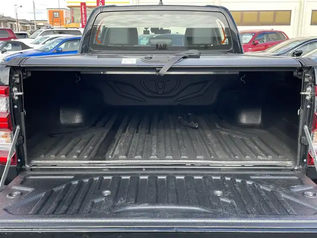 トヨタ ハイラックス Z GRスポーツ 群馬県 2022(令4)年 6.4万km アティチュードブラックマイカ 純正8インチナビ/全周囲カメラ/衝突軽減ブレーキ/レーンディパーチャーアラート/アクティブトラクションコントロール/レーダークルーズコントロール/ETC2.0/ドライブレコーダー/パドルシフト/ハーフレザーシート/パワーシート（運転席）/左右独立温度調整機能付オートエアコン/JAOS17インチアルミ/JAOSマッドガード/社外トノカバー