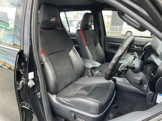 トヨタ ハイラックス Z GRスポーツ 群馬県 2022(令4)年 6.4万km アティチュードブラックマイカ 純正8インチナビ/全周囲カメラ/衝突軽減ブレーキ/レーンディパーチャーアラート/アクティブトラクションコントロール/レーダークルーズコントロール/ETC2.0/ドライブレコーダー/パドルシフト/ハーフレザーシート/パワーシート（運転席）/左右独立温度調整機能付オートエアコン/JAOS17インチアルミ/JAOSマッドガード/社外トノカバー