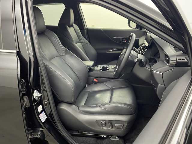 トヨタ ハリアー ハイブリッド Z レザーパッケージ 兵庫県 2020(令2)年 7.5万km プレシャスブラックパール ・トヨタセーフティーセンス/・プリクラッシュセーフティ/・レーントレーシングアシスト/・ブラインドスポットモニター/・ふらつき警報/・クリアランスソナー/・リヤクロストラフィックアラート/・パーキングサポートブレーキ/・ヘッドアップディスプレイ/・ロードサインアシスト/・レーダークルーズコントロール/・オートハイビーム/・誤発進抑制機能/・JBLサウンド/・純正12.3型ナビ＆フルセグ＆BT＆USB/・パノラマミックビューモニター/・デジタルインナーミラー/・前後ドライブレコーダー/・前席シートヒーター/・前席シートクーラー/・前席パワーシート/・運転席シートメモリー/・黒革シート/・ステアリングリモコン/・置くだけ充電/・ビルトインETC2.0/・スマートキー/・スペアキー/・プッシュスタート/・LEDライト/・フォグ/・オートライト/・パワーバックドア/・純正フロアマット/・純正18インチアルミホイール