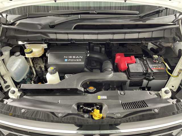 日産 セレナ e－パワー ハイウェイスター V 神奈川県 2023(令5)年 0.7万km 白Ⅱ プロパイロット/純正12.3型ディスプレイオーディオ/・BT/フルセグTV/USB/HDMI/AppleCarPlay/AndroidAuto/アラウンドビューモニター/インテリジェントルームミラー/前後ドライブレコーダー/ビルトインETC2.0/ハンドル支援/置くだけ充電/両側電動スライドドア/ハンズフリー/電動サイドブレーキ/オートブレーキホールド/革巻きステアリング/ステアリングスイッチ/Autoライト/ステアリングヒーター/純正エアロ(F)/撥水シート/シートヒーター(D/N)/LEDヘッドライト/フォグランプ/電動格納ミラー/ウィンカーミラー/純正フロアマット/純正16インチアルミホイール