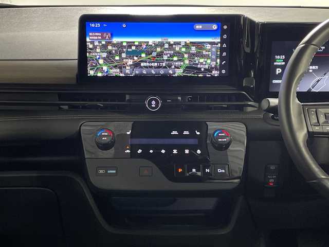 日産 セレナ e－パワー ハイウェイスター V 神奈川県 2023(令5)年 0.7万km 白Ⅱ プロパイロット/純正12.3型ディスプレイオーディオ/・BT/フルセグTV/USB/HDMI/AppleCarPlay/AndroidAuto/アラウンドビューモニター/インテリジェントルームミラー/前後ドライブレコーダー/ビルトインETC2.0/ハンドル支援/置くだけ充電/両側電動スライドドア/ハンズフリー/電動サイドブレーキ/オートブレーキホールド/革巻きステアリング/ステアリングスイッチ/Autoライト/ステアリングヒーター/純正エアロ(F)/撥水シート/シートヒーター(D/N)/LEDヘッドライト/フォグランプ/電動格納ミラー/ウィンカーミラー/純正フロアマット/純正16インチアルミホイール