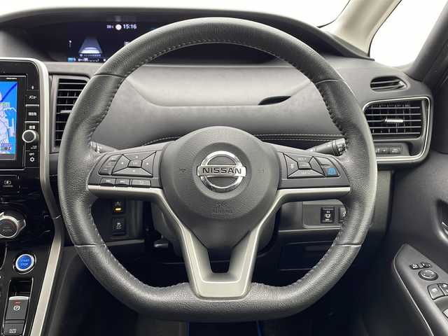 日産 セレナ e－パワー ハイウェイスター V 千葉県 2019(令1)年 4.2万km ブリリアントシルバー 純正9インチナビ　（MM518D-L）/・フルセグTV　CD/DVD/BD/SD/AUX/Bluetooth/プロパイロット/純正フリップダウンモニター/パーキングアシスト/デジタルインナーミラー/ステアリングスイッチ/クルーズコントロール/ETC/ドライブレコーダー/プッシュスタート/バックカメラ/アラウンドビューモニター/クリアランスソナー/両側パワースライドドア/ハンズフリーパワースライドドア/エマージェンシーブレーキ/横滑り防止/純正フロアマット/純正15インチAW