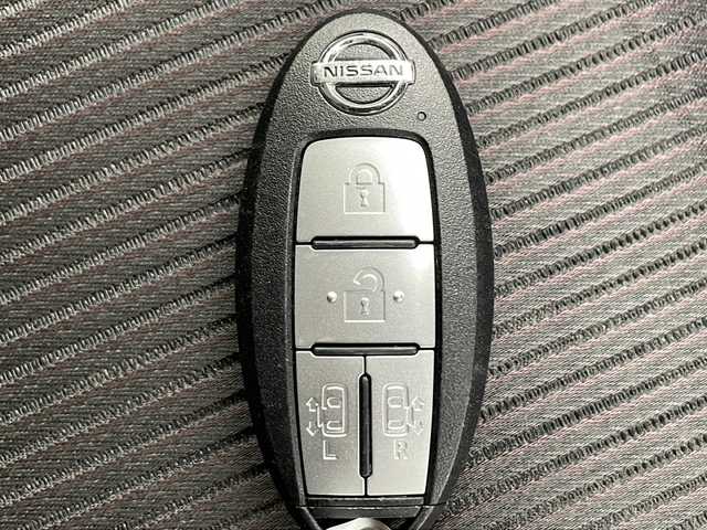 日産 セレナ e－パワー ハイウェイスター V 千葉県 2019(令1)年 4.2万km ブリリアントシルバー 純正9インチナビ　（MM518D-L）/・フルセグTV　CD/DVD/BD/SD/AUX/Bluetooth/プロパイロット/純正フリップダウンモニター/パーキングアシスト/デジタルインナーミラー/ステアリングスイッチ/クルーズコントロール/ETC/ドライブレコーダー/プッシュスタート/バックカメラ/アラウンドビューモニター/クリアランスソナー/両側パワースライドドア/ハンズフリーパワースライドドア/エマージェンシーブレーキ/横滑り防止/純正フロアマット/純正15インチAW