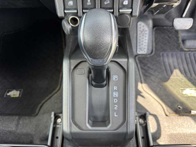 スズキ ジムニー XC 愛知県 2020(令2)年 6.5万km ジャングルグリーン ４WD/クルーズコントロール/バックカメラ/純正9インチSDナビ/シートヒーター/フルセグTV/Bluetooth/ミラーヒーター/ウィンカー付きドアミラー/フォグランプ/ETC/革巻きステアリング/背面タイヤ/タイヤカバー/純正マット