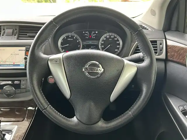 日産 シルフィ G 福島県 2014(平26)年 1.7万km ブリリアントシルバー 登録時走行距離：16/415km/純正SDナビ/（フルセグTV/BT接続/CD/DVD/AM/FM）/バックカメラ/PUSHスタート/スペアキー/横滑り防止装置/純正AWサマータイヤ/HIDヘッドライト/フォグランプ/オートライト/電格ミラー/ウィンカーミラー/フロアマット/ドアバイザー/保証書/取扱説明書