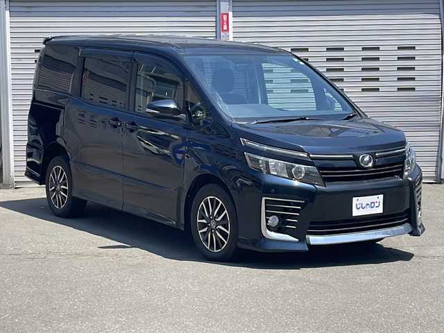 トヨタ ヴォクシー ZS 道央・札幌 2014(平26)年 14.5万km ブラッキッシュアゲハガラスフレーク (株)IDOMが運営する【じしゃロン札幌店】の自社ローン専用車両になります。こちらは現金またはオートローンご利用価格です。自社ローンご希望の方は別途その旨お申し付けください。/・ALPINE9インチナビ&フルセグ&CD&DVD&BT/・ALPINEフリップダウンモニター/・両側電動スライドドア/・ETC/・アイドリングストップ/・スマートキー/・プッシュスタート/・コーナーセンサー前後/・電動格納ドアミラー/・ウインカードアミラー