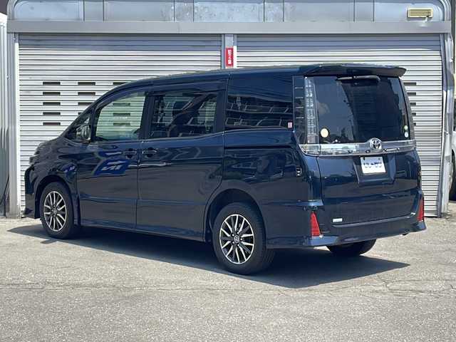 トヨタ ヴォクシー ZS 道央・札幌 2014(平26)年 14.5万km ブラッキッシュアゲハガラスフレーク (株)IDOMが運営する【じしゃロン札幌店】の自社ローン専用車両になります。こちらは現金またはオートローンご利用価格です。自社ローンご希望の方は別途その旨お申し付けください。/・ALPINE9インチナビ&フルセグ&CD&DVD&BT/・ALPINEフリップダウンモニター/・両側電動スライドドア/・ETC/・アイドリングストップ/・スマートキー/・プッシュスタート/・コーナーセンサー前後/・電動格納ドアミラー/・ウインカードアミラー