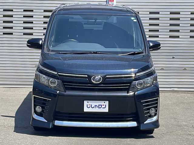 トヨタ ヴォクシー ZS 道央・札幌 2014(平26)年 14.5万km ブラッキッシュアゲハガラスフレーク (株)IDOMが運営する【じしゃロン札幌店】の自社ローン専用車両になります。こちらは現金またはオートローンご利用価格です。自社ローンご希望の方は別途その旨お申し付けください。/・ALPINE9インチナビ&フルセグ&CD&DVD&BT/・ALPINEフリップダウンモニター/・両側電動スライドドア/・ETC/・アイドリングストップ/・スマートキー/・プッシュスタート/・コーナーセンサー前後/・電動格納ドアミラー/・ウインカードアミラー