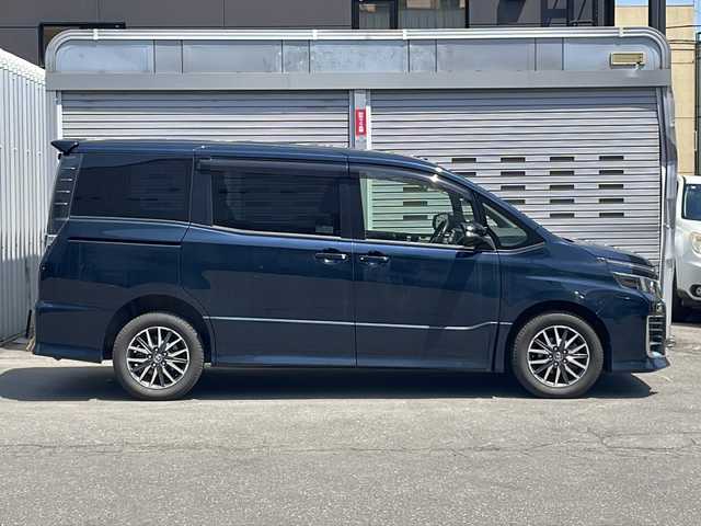 トヨタ ヴォクシー ZS 道央・札幌 2014(平26)年 14.5万km ブラッキッシュアゲハガラスフレーク (株)IDOMが運営する【じしゃロン札幌店】の自社ローン専用車両になります。こちらは現金またはオートローンご利用価格です。自社ローンご希望の方は別途その旨お申し付けください。/・ALPINE9インチナビ&フルセグ&CD&DVD&BT/・ALPINEフリップダウンモニター/・両側電動スライドドア/・ETC/・アイドリングストップ/・スマートキー/・プッシュスタート/・コーナーセンサー前後/・電動格納ドアミラー/・ウインカードアミラー