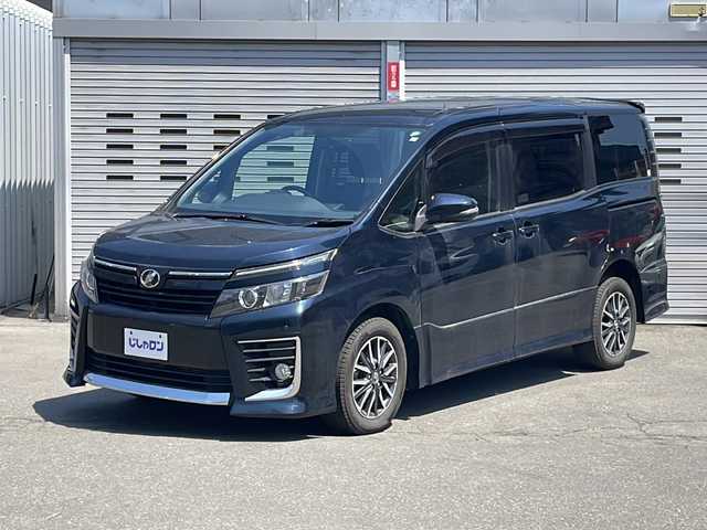 トヨタ ヴォクシー ZS 道央・札幌 2014(平26)年 14.5万km ブラッキッシュアゲハガラスフレーク (株)IDOMが運営する【じしゃロン札幌店】の自社ローン専用車両になります。こちらは現金またはオートローンご利用価格です。自社ローンご希望の方は別途その旨お申し付けください。/・ALPINE9インチナビ&フルセグ&CD&DVD&BT/・ALPINEフリップダウンモニター/・両側電動スライドドア/・ETC/・アイドリングストップ/・スマートキー/・プッシュスタート/・コーナーセンサー前後/・電動格納ドアミラー/・ウインカードアミラー