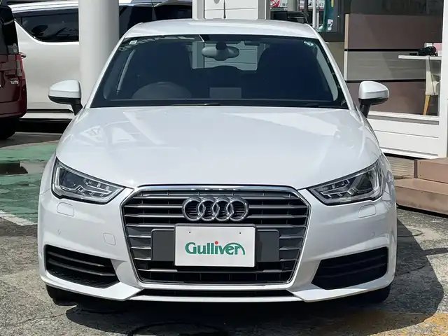 アウディ Ａ１ SB 1．0TFSI 神奈川県 2017(平29)年 4万km パール 純正メモリナビ/　（CD・DVD・SD・Bluetooth）/フルセグTV/パーキングエイド/キセノンライト/アドバンスドキー/純正16インチAW/コーナーセンサー/ETC/保証書/取扱説明書/R2-R6記録簿有り
