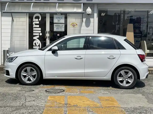 アウディ Ａ１ SB 1．0TFSI 神奈川県 2017(平29)年 4万km パール 純正メモリナビ/　（CD・DVD・SD・Bluetooth）/フルセグTV/パーキングエイド/キセノンライト/アドバンスドキー/純正16インチAW/コーナーセンサー/ETC/保証書/取扱説明書/R2-R6記録簿有り