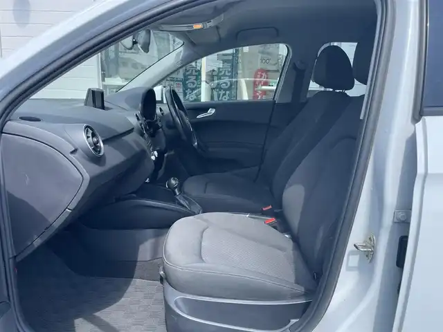 アウディ Ａ１ SB 1．0TFSI 神奈川県 2017(平29)年 4万km パール 純正メモリナビ/　（CD・DVD・SD・Bluetooth）/フルセグTV/パーキングエイド/キセノンライト/アドバンスドキー/純正16インチAW/コーナーセンサー/ETC/保証書/取扱説明書/R2-R6記録簿有り