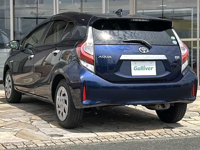 トヨタ アクア S スタイルブラック 静岡県 2017(平29)年 6.3万km ダークブルーマイカ 【主要装備】/社外ナビ　/スマートキー　/プッシュスタート　/ＥＴＣ　/オートライト　/ステアリングスイッチ　/オートハイビーム　/横滑り防止機能　/オートエアコン　/先行車発進お知らせ